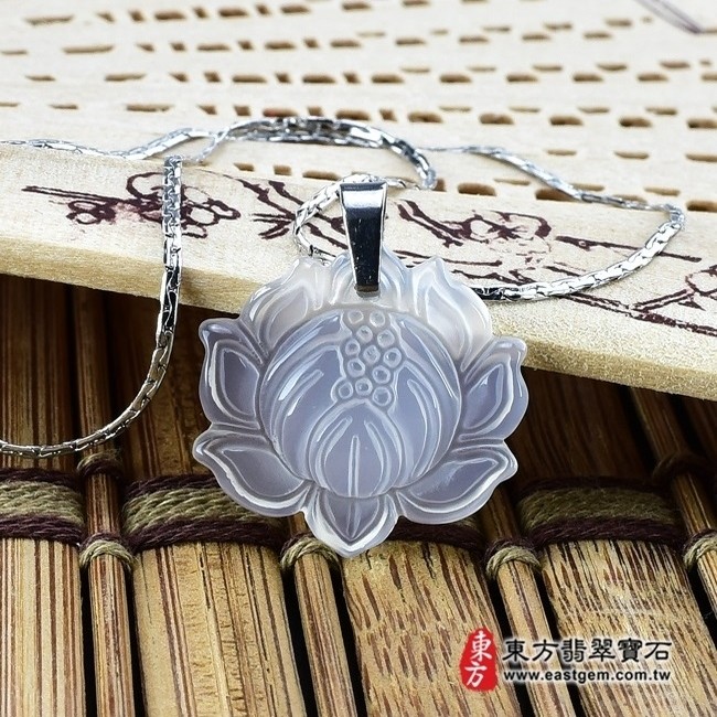 花  情境照片 瑪瑙花項鍊玉珮（花開富貴：花牌瑪瑙花玉珮、玉髓花玉墜）。瑪瑙玉髓花，FR-021。客製化訂做各種瑪瑙玉髓花吊墜玉珮項鍊。★東方翡翠寶石保證卡