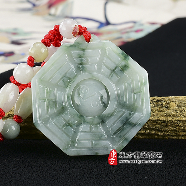 八卦太極 正面照片 （已出售勿下標，可訂做）翡翠八卦項鍊玉珮（精工八卦太極、後天八卦，太極可轉動：八卦牌A貨翡翠八卦玉珮、緬甸玉八卦玉墜）。糯種飄花八卦，ED039。客製化訂做各種翡翠八卦吊墜玉珮項鍊。★附A貨翡翠雙證書