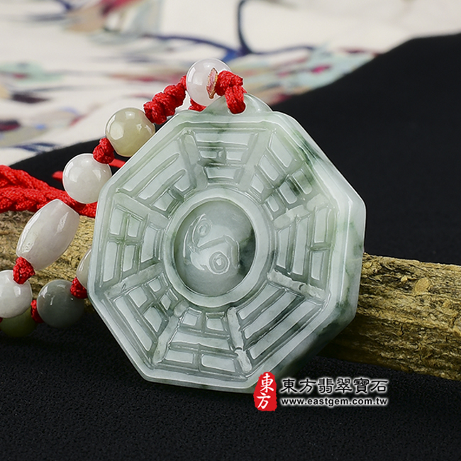 八卦太極 右側照片 （已出售勿下標，可訂做）翡翠八卦項鍊玉珮（精工八卦太極、後天八卦，太極可轉動：八卦牌A貨翡翠八卦玉珮、緬甸玉八卦玉墜）。糯種飄花八卦，ED039。客製化訂做各種翡翠八卦吊墜玉珮項鍊。★附A貨翡翠雙證書