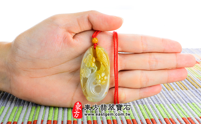 喜鵲大小示意照片（已出售勿下標，可訂做）翡翠喜鵲項鍊玉珮（喜上眉梢：喜鵲牌A貨翡翠喜鵲玉珮、緬甸玉喜鵲玉墜）。黃翡喜鵲，BI017。客製化訂做各種翡翠喜鵲吊墜玉珮項鍊。★附A貨翡翠雙證書