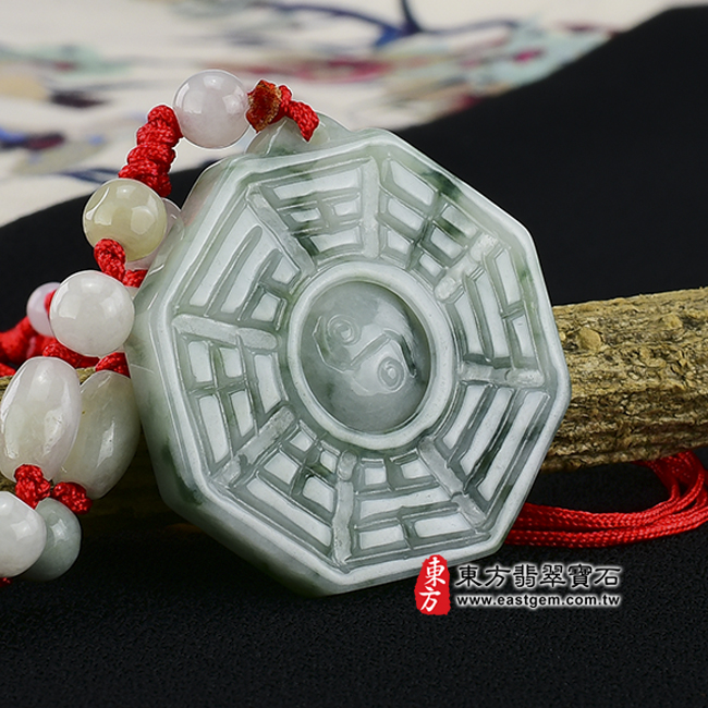 八卦太極 左側照片 （已出售勿下標，可訂做）翡翠八卦項鍊玉珮（精工八卦太極、後天八卦，太極可轉動：八卦牌A貨翡翠八卦玉珮、緬甸玉八卦玉墜）。糯種飄花八卦，ED039。客製化訂做各種翡翠八卦吊墜玉珮項鍊。★附A貨翡翠雙證書