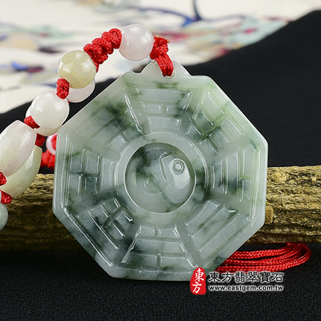 八卦太極 背面照片 （已出售勿下標，可訂做）翡翠八卦項鍊玉珮（精工八卦太極、後天八卦，太極可轉動：八卦牌A貨翡翠八卦玉珮、緬甸玉八卦玉墜）。糯種飄花八卦，ED039。客製化訂做各種翡翠八卦吊墜玉珮項鍊。★附A貨翡翠雙證書