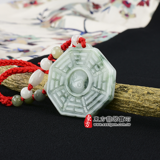 八卦太極 情境照片 （已出售勿下標，可訂做）翡翠八卦項鍊玉珮（精工八卦太極、後天八卦，太極可轉動：八卦牌A貨翡翠八卦玉珮、緬甸玉八卦玉墜）。糯種飄花八卦，ED039。客製化訂做各種翡翠八卦吊墜玉珮項鍊。★附A貨翡翠雙證書