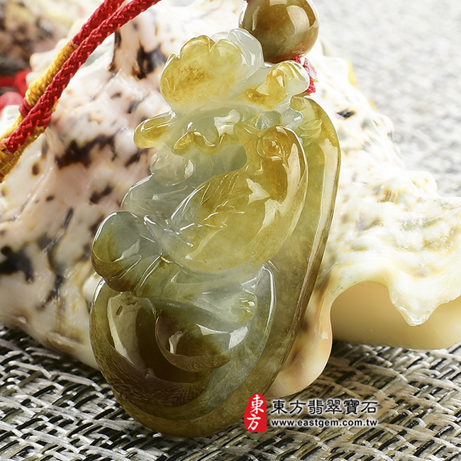 喜鵲右側照片（已出售勿下標，可訂做）翡翠喜鵲項鍊玉珮（喜鵲與蓮花，佳偶天成：喜鵲牌A貨翡翠喜鵲玉珮、緬甸玉喜鵲玉墜）。黃翡油青喜鵲，BI020。客製化訂做各種翡翠喜鵲吊墜玉珮項鍊。★附A貨翡翠雙證書