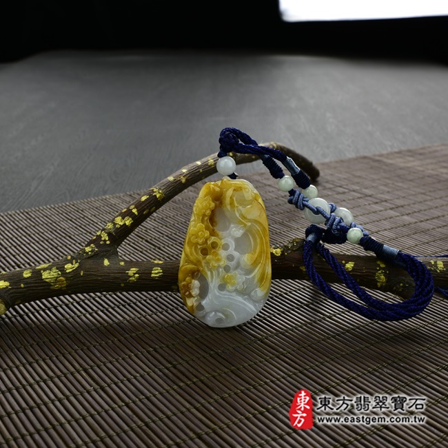 鸚鵡情境照片（已出售勿下標，可訂做）翡翠鸚鵡項鍊玉珮（英姿勃發：鸚鵡牌A貨翡翠鸚鵡玉珮、緬甸玉鸚鵡玉墜）。黃翡帶紫羅蘭鸚鵡，BI023。客製化訂做各種翡翠鸚鵡吊墜玉珮項鍊。★附A貨翡翠雙證書
