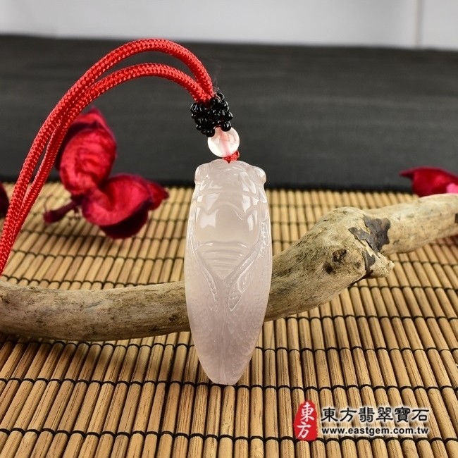 蟬  情境照片 瑪瑙蟬項鍊玉珮（一鳴驚人：蟬牌瑪瑙蟬玉珮、玉髓蟬玉墜）。瑪瑙玉髓蟬，CI-018。客製化訂做各種瑪瑙玉髓蟬吊墜玉珮項鍊。★東方翡翠寶石保證卡