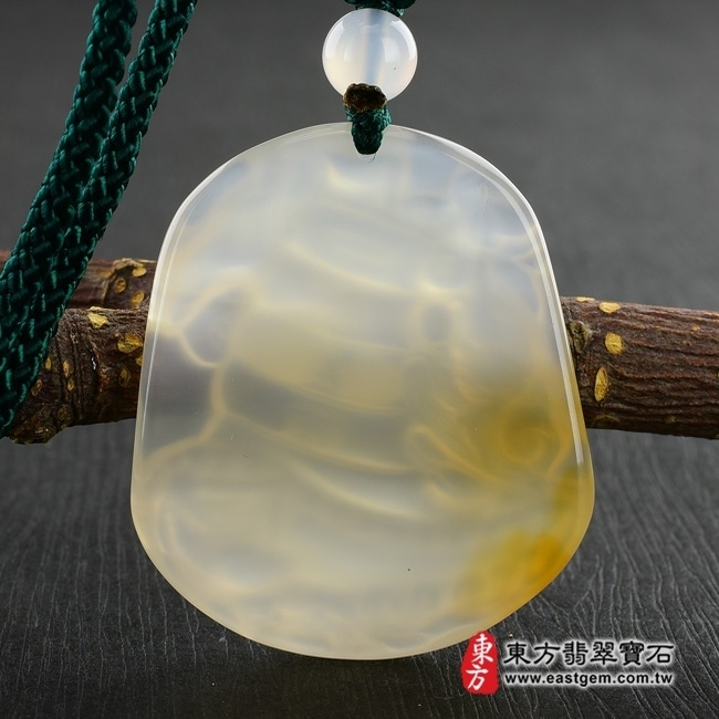魚  背後照片 瑪瑙魚項鍊玉珮（如魚得水，一帆風順：魚牌瑪瑙魚玉珮、玉髓魚玉墜）。瑪瑙玉髓魚，FI057。客製化訂做各種瑪瑙玉髓魚吊墜玉珮項鍊。★東方翡翠寶石保證卡