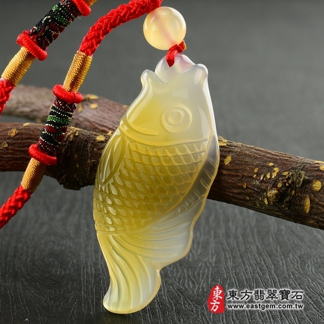 魚  正面照片  瑪瑙魚項鍊玉珮（年年有魚：魚牌瑪瑙魚玉珮、玉髓魚玉墜）。瑪瑙玉髓魚，FI061。客製化訂做各種瑪瑙玉髓魚吊墜玉珮項鍊。★東方翡翠寶石保證卡