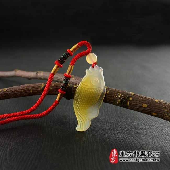 魚  情境照片 瑪瑙魚項鍊玉珮（年年有魚：魚牌瑪瑙魚玉珮、玉髓魚玉墜）。瑪瑙玉髓魚，FI061。客製化訂做各種瑪瑙玉髓魚吊墜玉珮項鍊。★東方翡翠寶石保證卡