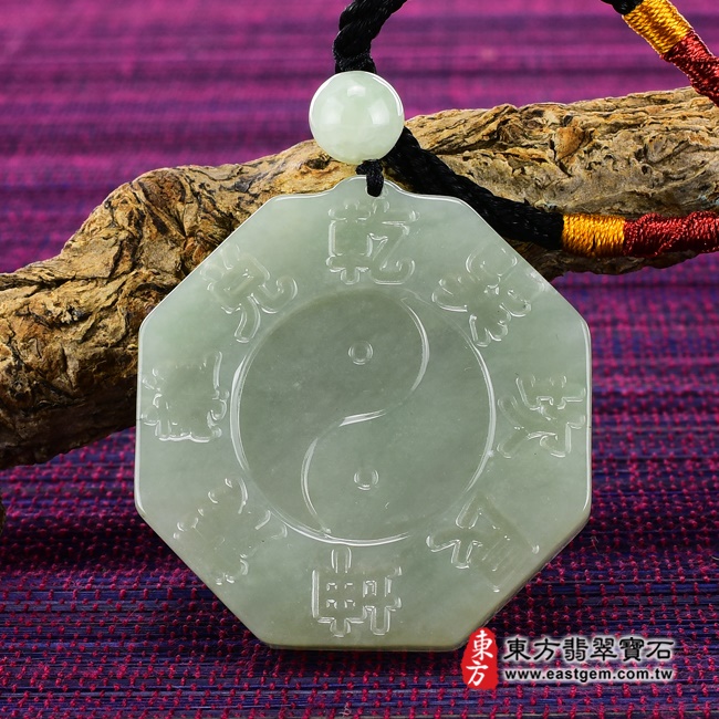 八卦太極 背面照片 翡翠八卦項鍊玉珮（精工八卦太極、先天八卦：八卦牌A貨翡翠八卦玉珮、緬甸玉八卦玉墜）。淡綠油青八卦，ED019。客製化訂做各種翡翠八卦吊墜玉珮項鍊。★附A貨翡翠雙證書