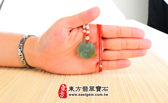 八卦太極 大小示意照片 （已出售勿下標，可訂做）翡翠太極項鍊玉珮（太極：太極牌A貨翡翠太極玉珮、緬甸玉太極玉墜）。油青糯種太極，ED030。客製化訂做各種翡翠太極吊墜玉珮項鍊。★附A貨翡翠雙證書
