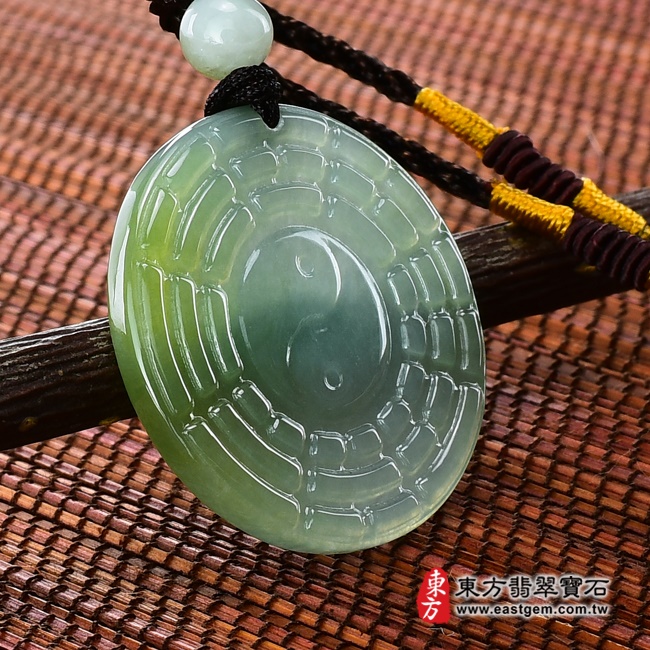 八卦太極 左側照片  (已售出勿下標，可訂做)翡翠八卦項鍊玉珮（精工八卦太極、先天八卦：八卦牌A貨翡翠八卦玉珮、緬甸玉八卦玉墜）。糯種帶黃翡八卦，ED033。客製化訂做各種翡翠八卦吊墜玉珮項鍊。★附A貨翡翠雙證書