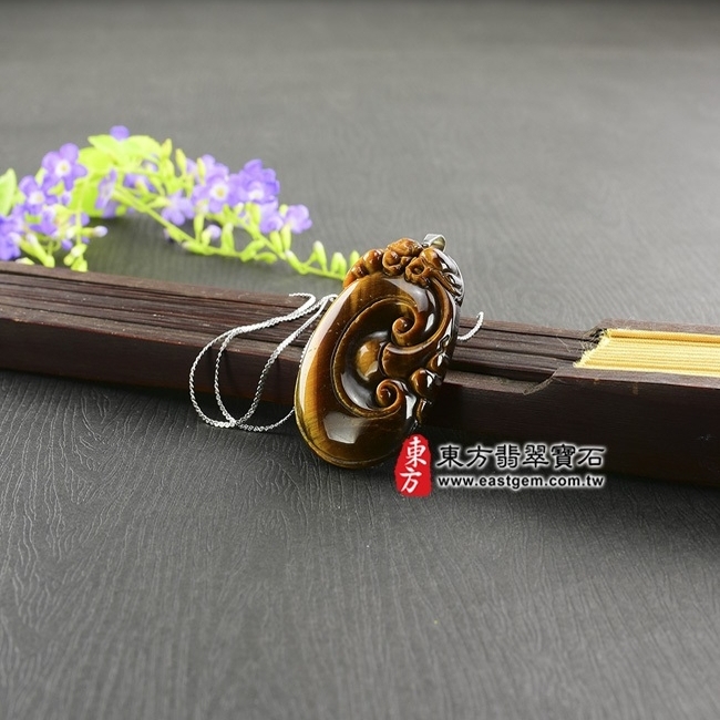 如意  情境照片 虎眼石如意項鍊玉珮（如意帶招財貔貅，招財如意：如意牌虎眼石如意玉珮、黃虎眼石如意玉墜）。天然虎眼石黃虎眼石如意，LU259。客製化訂做各種虎眼石如意吊墜玉珮項鍊。★東方翡翠寶石保證卡