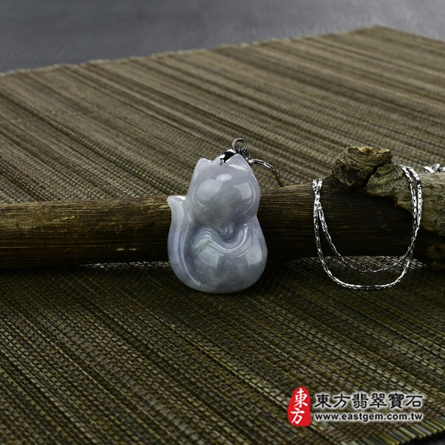 狐狸情境照片翡翠狐狸項鍊玉珮（狐狸：狐狸牌A貨翡翠狐狸玉珮、緬甸玉狐狸玉墜）。糯種帶紫羅蘭狐狸，FX006。客製化訂做各種翡翠狐狸吊墜玉珮項鍊。★附A貨翡翠雙證書