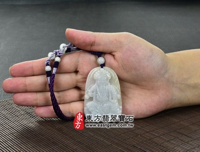 七府千歲  實際大小示意照片 翡翠七府千歲項鍊玉珮（七府千歲：七府千歲牌A貨翡翠七府千歲玉珮、緬甸玉七府千歲玉墜）。白綠糯種七府千歲，WF003。客製化訂做各種翡翠七府千歲吊墜玉珮項鍊。★附A貨翡翠雙證書