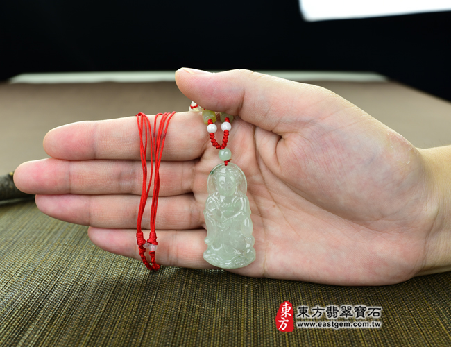 觀音菩薩大小示意照片（已出售勿下標，可訂做）翡翠觀音項鍊玉珮（觀世音菩薩：觀音牌A貨翡翠觀音玉珮、緬甸玉觀音玉墜）。淡綠糯冰種觀音，GY047。客製化訂做各種翡翠觀音吊墜玉珮項鍊。★附A貨翡翠雙證書