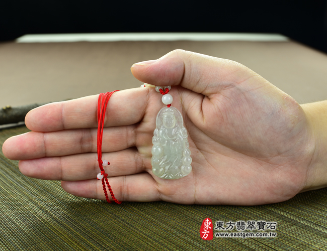 觀音菩薩  大小示意照片  （已出售勿下標，可訂做）翡翠觀音項鍊玉珮（觀世音菩薩：觀音牌A貨翡翠觀音玉珮、緬甸玉觀音玉墜）。淡綠細糯種，微冰種觀音，GY-048。客製化訂做各種翡翠觀音吊墜玉珮項鍊。★附A貨翡翠雙證書