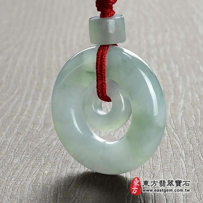 平安扣 右側照片 （已出售勿下標，可訂做）翡翠同心圓平安扣項鍊玉珮（平安富貴：平安扣牌A貨翡翠平安扣玉珮、緬甸玉平安扣玉墜）。淺綠糯種平安扣，PN171。客製化訂做各種翡翠平安扣吊墜玉珮項鍊。★附A貨翡翠雙證書