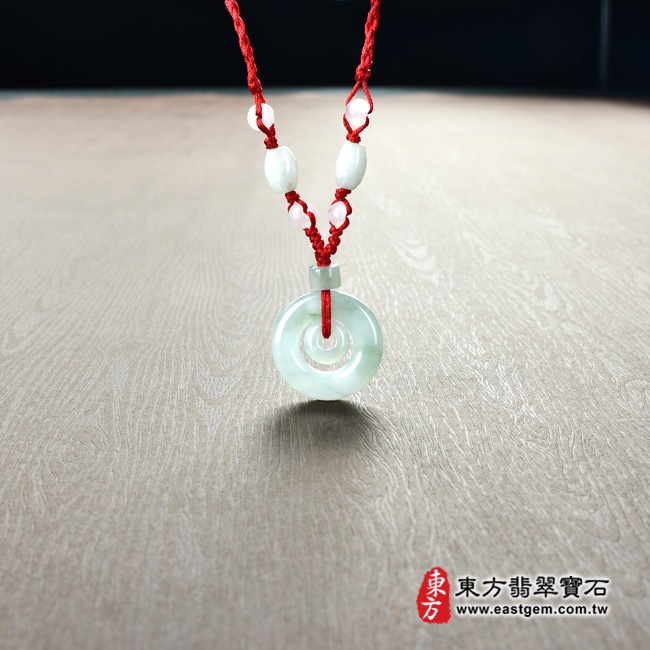 平安扣 情境照片 （已出售勿下標，可訂做）翡翠同心圓平安扣項鍊玉珮（平安富貴：平安扣牌A貨翡翠平安扣玉珮、緬甸玉平安扣玉墜）。淺綠糯種平安扣，PN171。客製化訂做各種翡翠平安扣吊墜玉珮項鍊。★附A貨翡翠雙證書