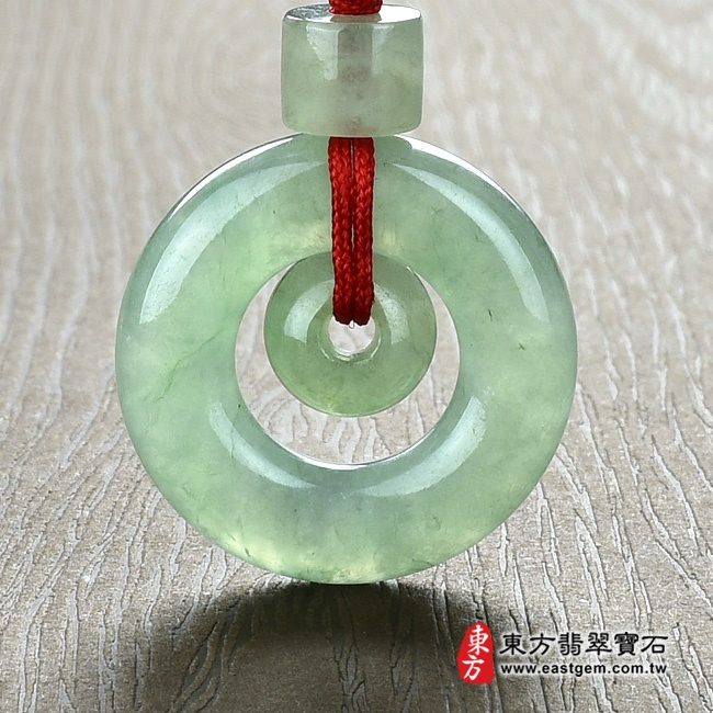 平安扣 正面照片 （已出售勿下標，可訂做）翡翠同心圓平安扣項鍊玉珮（平安富貴：平安扣牌A貨翡翠平安扣玉珮、緬甸玉平安扣玉墜）。淺綠糯種平安扣，PN176。客製化訂做各種翡翠平安扣吊墜玉珮項鍊。★附A貨翡翠雙證書