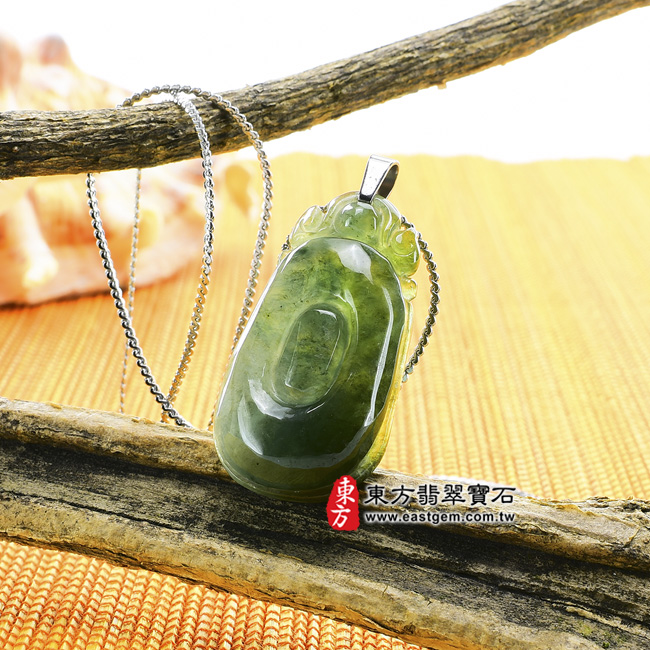 如意 情境照片 （已出售勿下標，可訂做）翡翠如意玉珮（事事如意：如意牌A貨翡翠如意玉珮、緬甸玉如意玉墜）。糯種油青飄綠花如意，LU030。客製化訂做各種翡翠如意吊墜玉珮項鍊。★附A貨翡翠雙證書