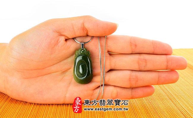 如意 大小示意照片 （已出售勿下標，可訂做）翡翠如意玉珮（事事如意：如意牌A貨翡翠如意玉珮、緬甸玉如意玉墜）。糯種油青飄綠花如意，LU030。客製化訂做各種翡翠如意吊墜玉珮項鍊。★附A貨翡翠雙證書