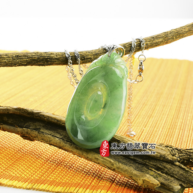 如意 情境照片 翡翠如意玉珮（如意與蝙蝠，幸福如意：如意牌A貨翡翠如意玉珮、緬甸玉如意玉墜）。油青糯種如意LU053。客製化訂做各種翡翠如意吊墜玉珮項鍊。★附A貨翡翠雙證書 