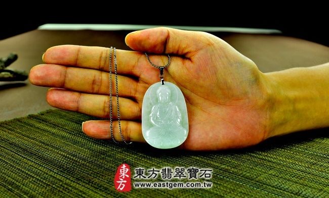 阿彌陀佛  大小示意照片 （已出售勿下標，可訂做）翡翠阿彌陀佛項鍊玉珮（無量壽佛：阿彌陀佛牌A貨翡翠阿彌陀佛玉珮、緬甸玉阿彌陀佛玉墜）。淺綠細糯種阿彌陀佛，FD048  。客製化訂做各種翡翠阿彌陀佛吊墜玉珮項鍊。★附A貨翡翠雙證書