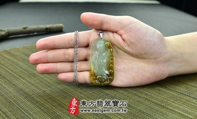 大勢至菩薩  實際大小示意照片 翡翠大勢至菩薩項鍊玉珮（大勢至菩薩：大勢至菩薩牌A貨翡翠大勢至菩薩玉珮、緬甸玉大勢至菩薩玉墜）。糯冰種，綠與黃大勢至菩薩，GY146。客製化訂做各種翡翠大勢至菩薩吊墜玉珮項鍊。★附A貨翡翠雙證書