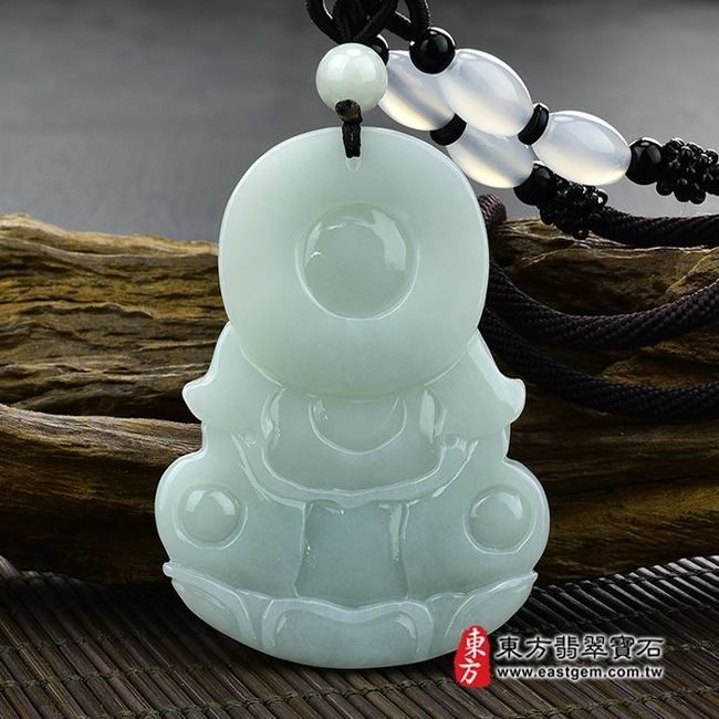 大勢至菩薩  背後照片 （已售出勿下標，可訂做）翡翠大勢至菩薩項鍊玉珮（大勢至菩薩：大勢至菩薩牌A貨翡翠大勢至菩薩玉珮、緬甸玉大勢至菩薩玉墜）。淡綠糯種大勢至菩薩，GY223。客製化訂做各種翡翠大勢至菩薩吊墜玉珮項鍊。★附A貨翡翠雙證書