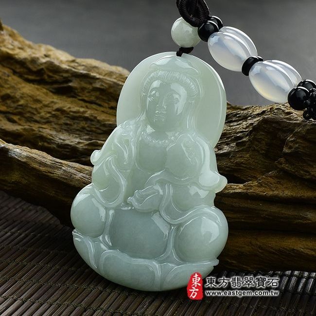 大勢至菩薩  右側照片 （已售出勿下標，可訂做）翡翠大勢至菩薩項鍊玉珮（大勢至菩薩：大勢至菩薩牌A貨翡翠大勢至菩薩玉珮、緬甸玉大勢至菩薩玉墜）。淡綠糯種大勢至菩薩，GY223。客製化訂做各種翡翠大勢至菩薩吊墜玉珮項鍊。★附A貨翡翠雙證書
