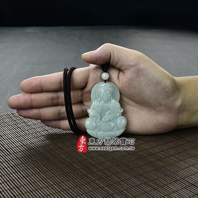 大勢至菩薩  實際大小示意照片 （已售出勿下標，可訂做）翡翠大勢至菩薩項鍊玉珮（大勢至菩薩：大勢至菩薩牌A貨翡翠大勢至菩薩玉珮、緬甸玉大勢至菩薩玉墜）。淡綠糯種大勢至菩薩，GY223。客製化訂做各種翡翠大勢至菩薩吊墜玉珮項鍊。★附A貨翡翠雙證書
