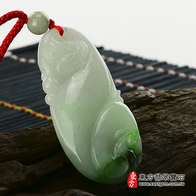 如意 左側照片 翡翠如意玉珮（祥龍如意：如意牌A貨翡翠如意玉珮、緬甸玉如意玉墜）。白底青糯種如意LU114。客製化訂做各種翡翠如意吊墜玉珮項鍊。★附A貨翡翠雙證書