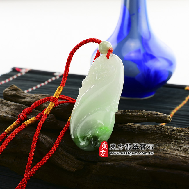 如意 情境照片 翡翠如意玉珮（祥龍如意：如意牌A貨翡翠如意玉珮、緬甸玉如意玉墜）。白底青糯種如意LU114。客製化訂做各種翡翠如意吊墜玉珮項鍊。★附A貨翡翠雙證書