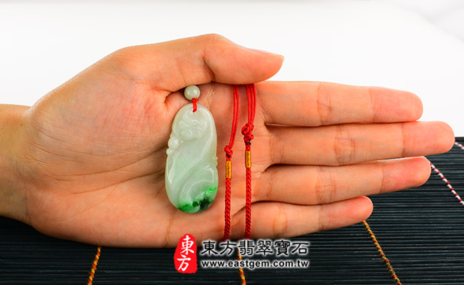 如意 大小示意照片 翡翠如意玉珮（祥龍如意：如意牌A貨翡翠如意玉珮、緬甸玉如意玉墜）。白底青糯種如意LU114。客製化訂做各種翡翠如意吊墜玉珮項鍊。★附A貨翡翠雙證書