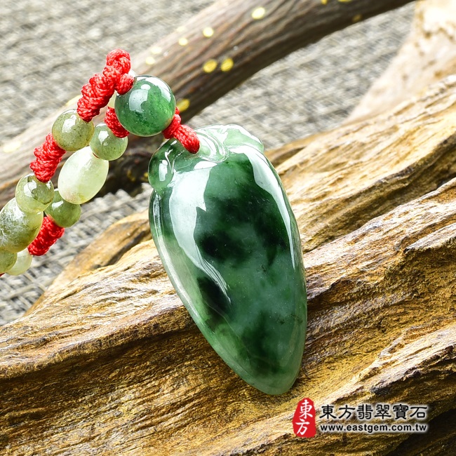 福瓜 左側照片 （已出售勿下標，可訂做）翡翠福瓜玉珮（福運連綿：福瓜牌A貨翡翠福瓜玉珮、緬甸玉福瓜玉墜）。淺綠豆種帶深綠飄花福瓜FW029。客製化訂做各種翡翠福瓜吊墜玉珮項鍊。★附A貨翡翠雙證書  