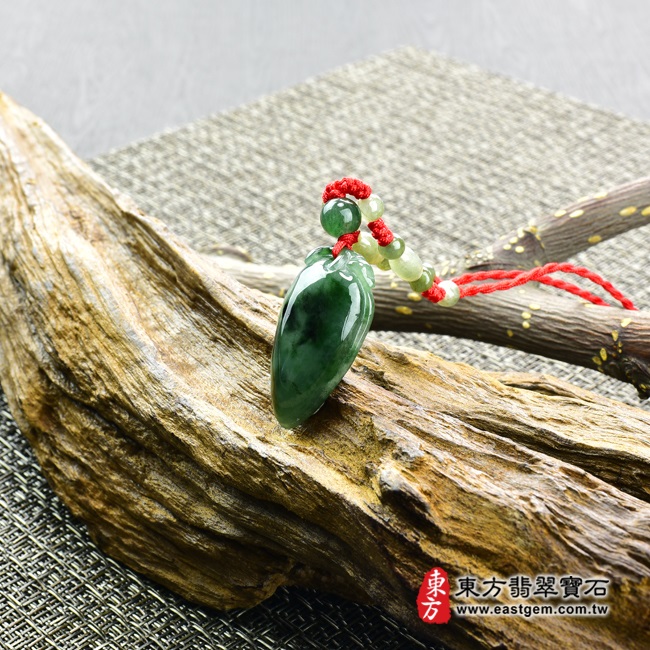 福瓜 情境照片 （已出售勿下標，可訂做）翡翠福瓜玉珮（福運連綿：福瓜牌A貨翡翠福瓜玉珮、緬甸玉福瓜玉墜）。淺綠豆種帶深綠飄花福瓜FW029。客製化訂做各種翡翠福瓜吊墜玉珮項鍊。★附A貨翡翠雙證書  