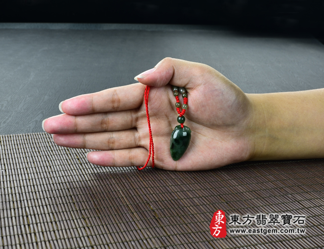 福瓜 大小示意照片 （已出售勿下標，可訂做）翡翠福瓜玉珮（福運連綿：福瓜牌A貨翡翠福瓜玉珮、緬甸玉福瓜玉墜）。淺綠豆種帶深綠飄花福瓜FW029。客製化訂做各種翡翠福瓜吊墜玉珮項鍊。★附A貨翡翠雙證書  