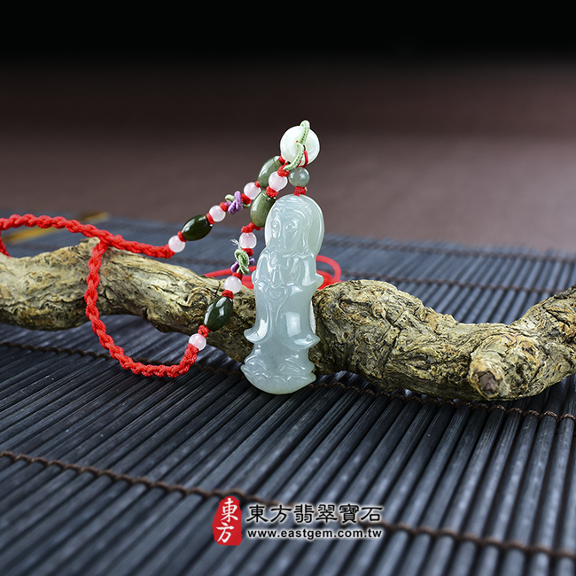 觀音菩薩  情境照片  （已出售勿下標，可訂做）翡翠觀音項鍊玉珮（觀世音菩薩：觀音牌A貨翡翠觀音玉珮、緬甸玉觀音玉墜）。糯種，淺綠色觀音，GY-008。客製化訂做各種翡翠觀音吊墜玉珮項鍊。★附A貨翡翠雙證書