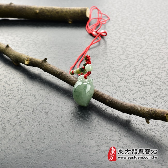 福瓜 情境照片 （已出售勿下標，可訂做）翡翠福瓜項鍊玉珮（福運連綿：福瓜牌A貨翡翠福瓜玉珮、緬甸玉福瓜玉墜）。油青糯種飄綠花福瓜FW036。客製化訂做各種翡翠福瓜吊墜玉珮項鍊。★附A貨翡翠雙證書 