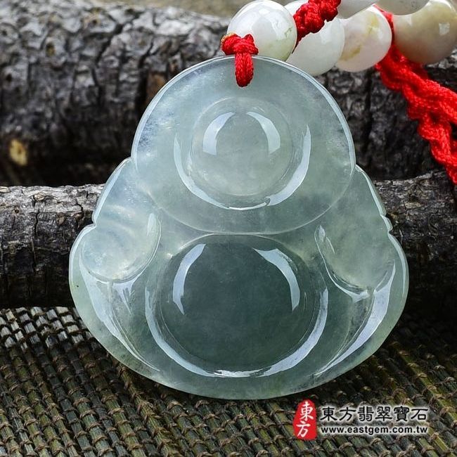 彌勒佛  背後照片 （已售出勿下標，可訂做）翡翠彌勒佛項鍊玉珮（彌勒佛：彌勒佛牌A貨翡翠彌勒佛玉珮、緬甸玉彌勒佛玉墜）。淡綠細糯種彌勒佛，ML057。客製化訂做各種翡翠彌勒佛吊墜玉珮項鍊。★附A貨翡翠雙證書 