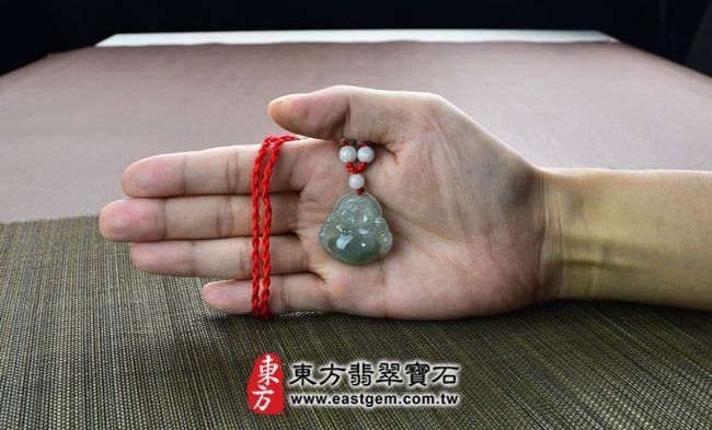 彌勒佛  實際大小示意照片 （已售出勿下標，可訂做）翡翠彌勒佛項鍊玉珮（彌勒佛：彌勒佛牌A貨翡翠彌勒佛玉珮、緬甸玉彌勒佛玉墜）。淡綠細糯種彌勒佛，ML057。客製化訂做各種翡翠彌勒佛吊墜玉珮項鍊。★附A貨翡翠雙證書 