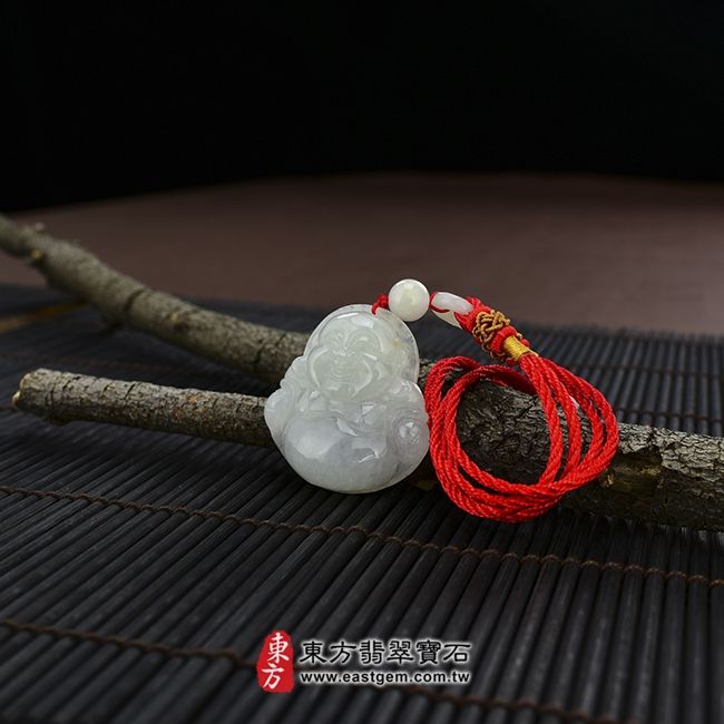 彌勒佛  情境照片  （已出售勿下標，可訂做）翡翠彌勒佛項鍊玉珮（彌勒佛：彌勒佛牌A貨翡翠彌勒佛玉珮、緬甸玉彌勒佛玉墜）。糯種彌勒佛，ML013。客製化訂做各種翡翠彌勒佛吊墜玉珮項鍊。★附A貨翡翠雙證書