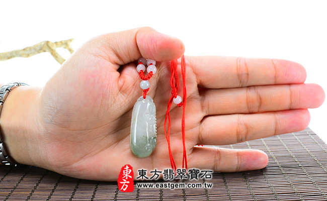 福瓜 大小示意照片 翡翠福瓜玉珮（廣納財福：福瓜牌A貨翡翠福瓜玉珮、緬甸玉福瓜玉墜）。糯冰種福瓜FW025。客製化訂做各種翡翠福瓜吊墜玉珮項鍊。★附A貨翡翠雙證書