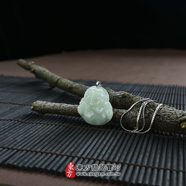 彌勒佛  情境照片 （已出售勿下標，可訂做）翡翠彌勒佛項鍊玉珮（彌勒佛：彌勒佛牌A貨翡翠彌勒佛玉珮、緬甸玉彌勒佛玉墜）。糯種彌勒佛，ML002。客製化訂做各種翡翠彌勒佛吊墜玉珮項鍊。★附A貨翡翠雙證書