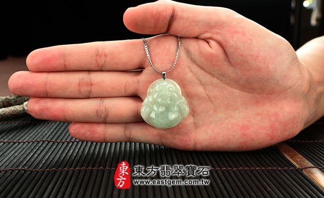 彌勒佛  大小示意照片 （已出售勿下標，可訂做）翡翠彌勒佛項鍊玉珮（彌勒佛：彌勒佛牌A貨翡翠彌勒佛玉珮、緬甸玉彌勒佛玉墜）。糯種彌勒佛，ML002。客製化訂做各種翡翠彌勒佛吊墜玉珮項鍊。★附A貨翡翠雙證書