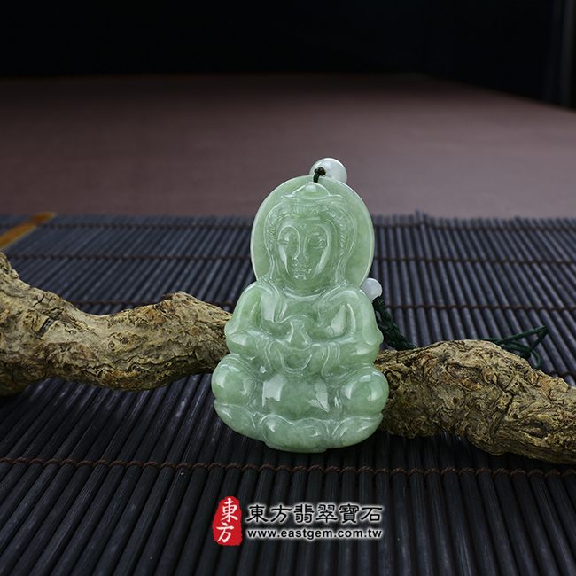觀世音菩薩情境照片翡翠觀音項鍊玉珮（觀世音菩薩：觀音牌A貨翡翠觀音玉珮、緬甸玉觀音玉墜）。豆種觀音，GY-017。客製化訂做各種翡翠觀音吊墜玉珮項鍊。★附A貨翡翠雙證書