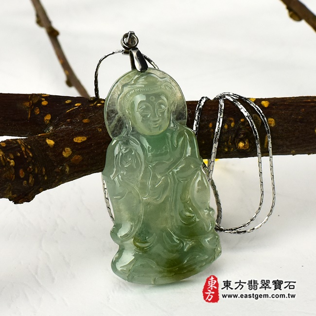 白衣觀世音菩薩左側照片翡翠觀音項鍊玉珮（觀世音菩薩，白衣觀音：觀音牌A貨翡翠觀音玉珮、緬甸玉觀音玉墜）。淡綠細糯種觀音，GY-188。客製化訂做各種翡翠觀音吊墜玉珮項鍊。★附A貨翡翠雙證書