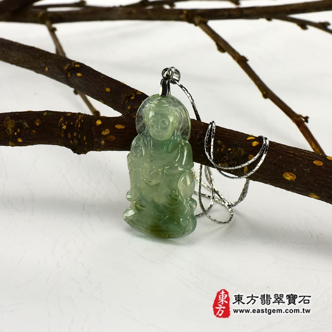 白衣觀世音菩薩情境照片翡翠觀音項鍊玉珮（觀世音菩薩，白衣觀音：觀音牌A貨翡翠觀音玉珮、緬甸玉觀音玉墜）。淡綠細糯種觀音，GY-188。客製化訂做各種翡翠觀音吊墜玉珮項鍊。★附A貨翡翠雙證書