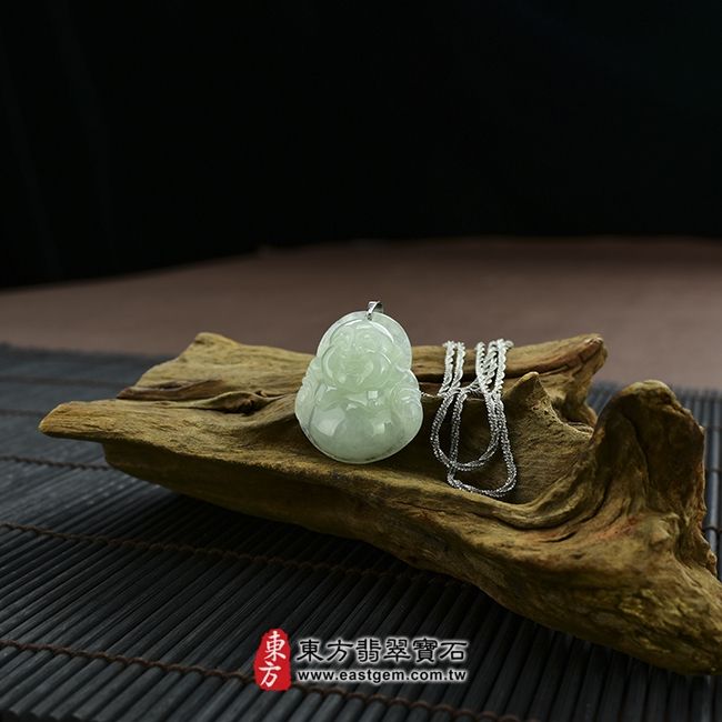 彌勒佛  情境照片  （已出售勿下標，可訂做）翡翠彌勒佛項鍊玉珮（彌勒佛：彌勒佛牌A貨翡翠彌勒佛玉珮、緬甸玉彌勒佛玉墜）。糯種彌勒佛，ML004。客製化訂做各種翡翠彌勒佛吊墜玉珮項鍊。★附A貨翡翠雙證書